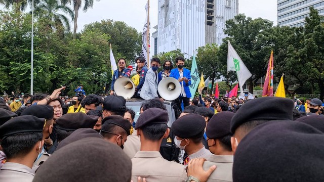 Polisi Amankan Pria Diduga Provokator di Tengah Demo Mahasiswa di Patung Kuda (9369)