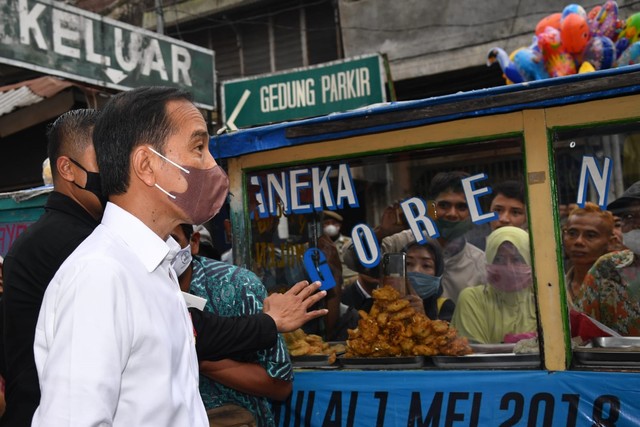 Presiden Joko Widodo membagikan bantuan tunai dan sembako untuk masyarakat di sejumlah pasar di Kabupaten dan Kota Bogor. Jawa Barat, Kamis (21/4/2022). Foto: Rusman/Biro Pers Sekretariat Presiden