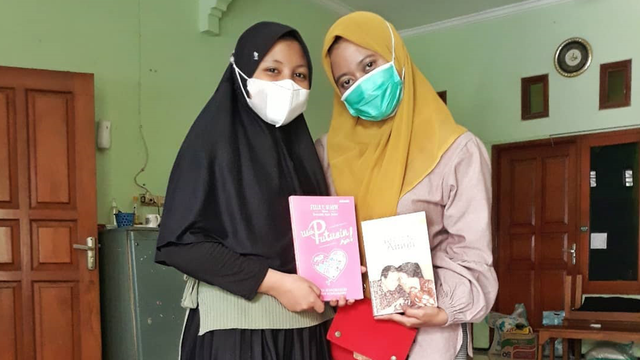 Putri Kusumawardhani (kanan) saat melakukan kegiatan sosial donasi buku ke perpustakaan daerah. Foto: Instagram @donasi_bukukita