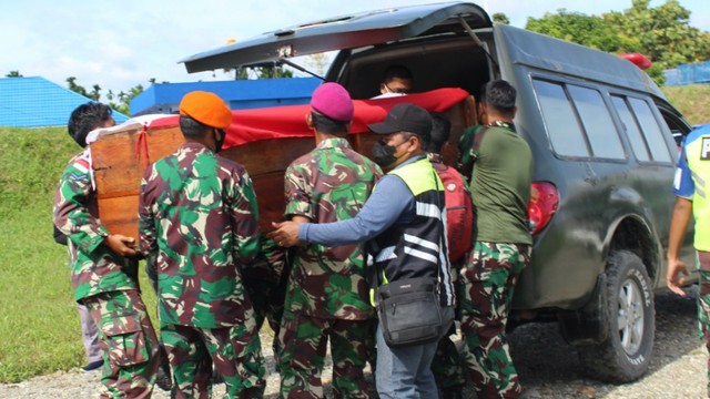 Evakuasi korban penembakan KKB Nduga ke Timika. (Foto Pendam Cenderawasih) 