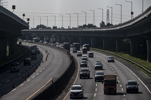 Kendaraan pemudik (lajur kanan) melaju menuju arah Jabodetabek di Jalan Tol Jakarta-Cikampek, Karawang, Jawa Barat, Minggu (8/5/2022). Foto: Aprillio Akbar/Antara Foto