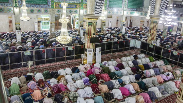 Ilustrasi umat Islam melaksanakan shalat tarawih. Foto: Makna Zaezar/ANTARA FOTO