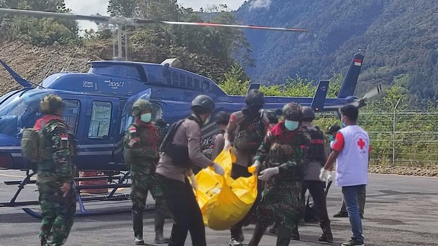 TNI AD kerahkan Helly Bell evakuasi 8 korban pembantaian kelompok separatis di Papua.
 Foto: Dispenad