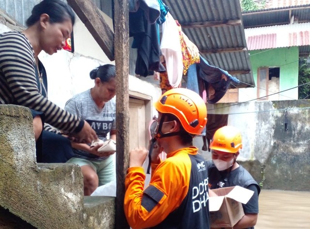 DMC Dompet Dhuafa salurkan bantuan untuk penyintas banjir di Kecamatan Sangkil, Manado, Sulawesi Utara, (Selasa, 22/02). Dok. Dompet Dhuafa
