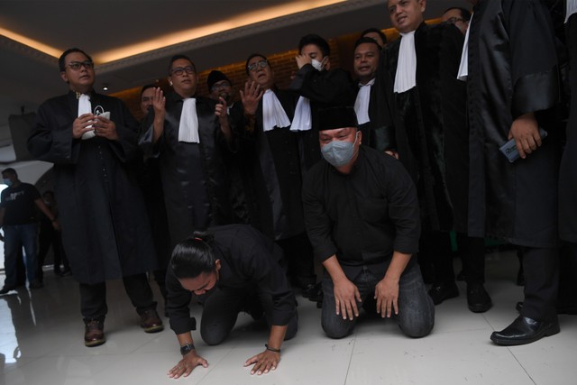 Terdakwa unlawful killing anggota Laskar FPI Briptu Fikri Ramadhan (kiri) dan Ipda M Yusmin Ohorella (kanan) melakukan sujud syukur seusai divonis bebas sidang putusan yang digelar secara virtual di Jakarta, Jumat (18/3/2022).  Foto: Sigid Kurniawan/ANTARA FOTO