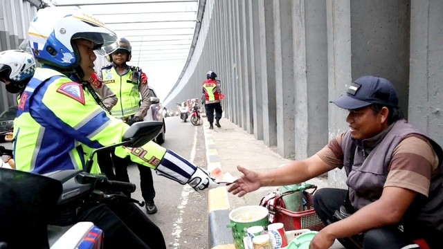 Satlantas Polresta Bandung ketika memberi imbauan kepada masyarakat dan pedagang agar tak berkumpul di Terowongan Lingkar Nagreg pada Kamis (5/5). Foto: Dok. Istimewa