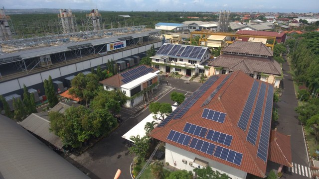PLN siapkan 36 PLTS atap dengan kapasitas 869 kWp di Bali. Foto: PLN