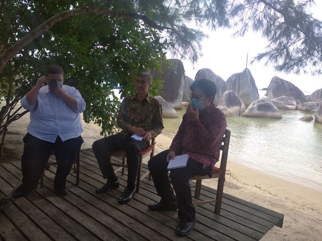 Dubes AS untuk Indonesia, Sung Yong Kim berbincang dengan sejumlah jurnalis di Alif Stone Park, Natuna. (Foto: Yanto/batamnews)
