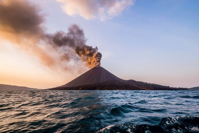 Ilustrasi: Gunung Anak Krakatau | Foto: Shutterstock/feygrapy
