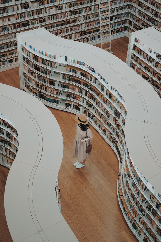 Gramedia buka jam berapa, Photo by Arif Riyanto on Unsplash