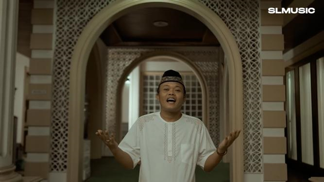 Cuplikan video klip lagu Ramadhan Datang yang dinyanyikan Sule. Foto: YouTube/SLMUSIC