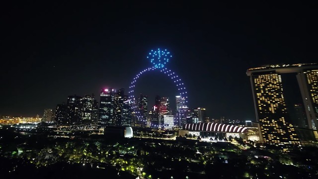 Pria lamar kekasih dengan menyewa 150 drone untuk membuat pertunjukan cahaya, termasuk membentuk cincin tunangan raksasa. Foto: MIRS Innovate via YouTube