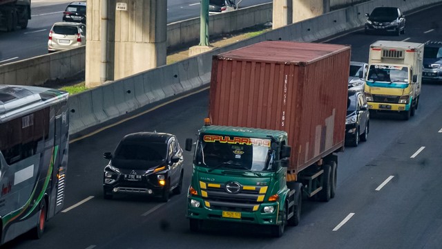 Sejumlah Truk melintasi Tol Jakarta-Cikampek di kawasan Bekasi Barat, Minggu (20/3/2022). Foto: Iqbal Firdaus/kumparan