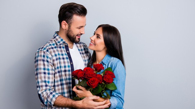 5 Cara Rayakan Anniversary Bersama Pasangan, Bikin Hubungan Makin Romantis. Foto: Roman Samborskyi/Shutterstock
