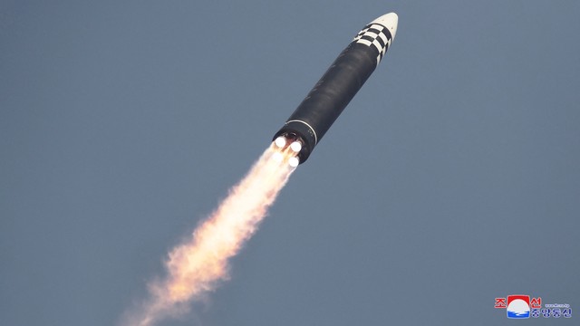 Suasana selama uji coba peluncuran "tipe baru" rudal balistik antarbenua (ICBM) Korea Utara yang dirilis pada Kamis (24/3/2022). Foto: Dok. Kantor Berita Pusat Korea (KCNA) Korea Utara