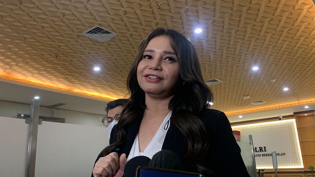 Rossa usai menjalani pemeriksaan terkait kasus dugaan investasi bodong berkedok robot trading DNA Pro di Bareskrim Polri, Jakarta, Kamis (21/4/2022). Foto: Nugroho GN/kumparan