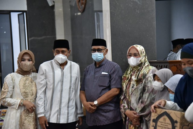 Direktur Utama Puspita Cipta Grup, H Rokhmat Ardiyan bersama Bupati Kuningan, H Acep Purnama saat foto bersama di Masjid Dian Ar Rokhmat Kuningan. (Andri)