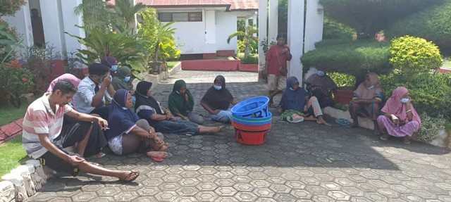 Para pedagang di pasar Inpres Larantuka saat melakukan aksi protes di depan halaman Kantor Bupati Flotim pada Kamis 7 April 2022. Foto : Istimewa