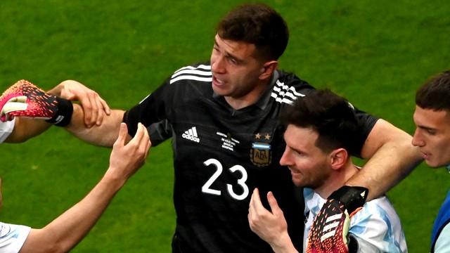 Kiper Argentina Emiliano Martinez merayakan dengan rekan setimnya Lionel Messi pada akhir pertandingan semifinal turnamen sepak bola Copa America Conmebol 2021 pada 6 Juli 2021. Foto: EVARISTO SA/AFP