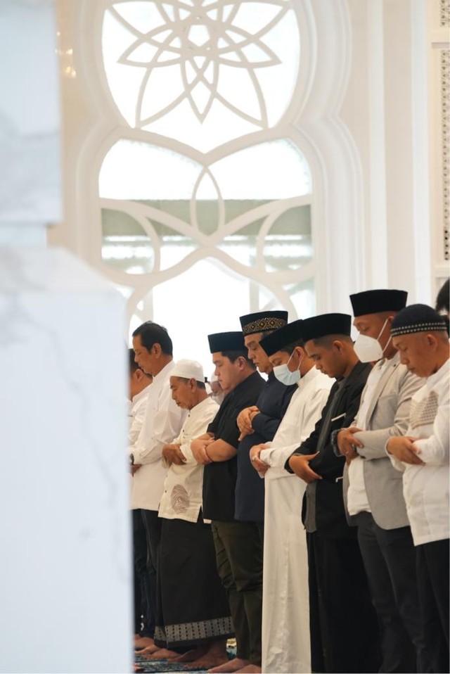 Erick Thohir Salat Id di Masjid At-Thohir. Foto: Dok. Istimewa