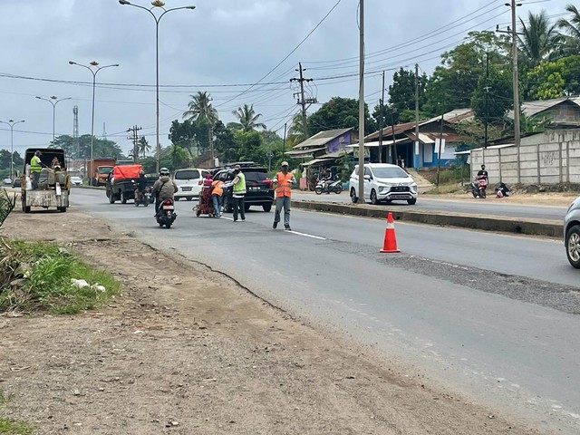 Pengecetan marka jalan di Jalan Soekarno Hatta (Lintas Sumatera) Bandar Lampung, Sabtu (23/4/2022) | Foto: Roza Hariqo/Lampung Geh