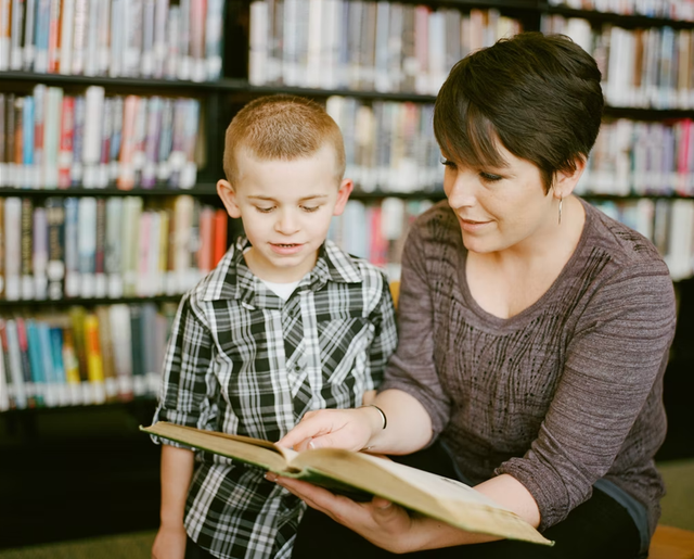 Ilustrasi seorang ibu mengajari anaknya tentang buku tematik Tema 8 Kelas 4 halaman 161. Foto: unsplash.com/awcreativeut