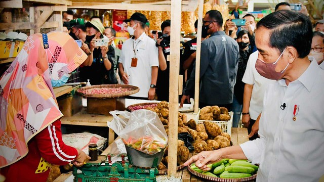 Presiden Joko Widodo cek ketersediaan bahan pokok jelang Ramadhan ke Pasar Rakyat di Magelang, Jawa Tengah, Rabu (30/3/2022). Foto: Laily Rachev/Biro Pers Sekretariat Presiden