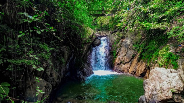 Curug Leuwi Hejo di Bogor, Jawa Barat. Foto: Pegipegi