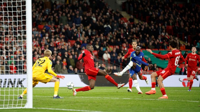 Pemain Chelsea Romelu Lukaku mencetak gol pertama mereka sebelum dianulir setelah tinjauan VAR saat hadapi Liverpool di Stadion Wembley, London, Inggris, Minggu (27/2/2022). Foto: Action Images via Reuters/John Sibley