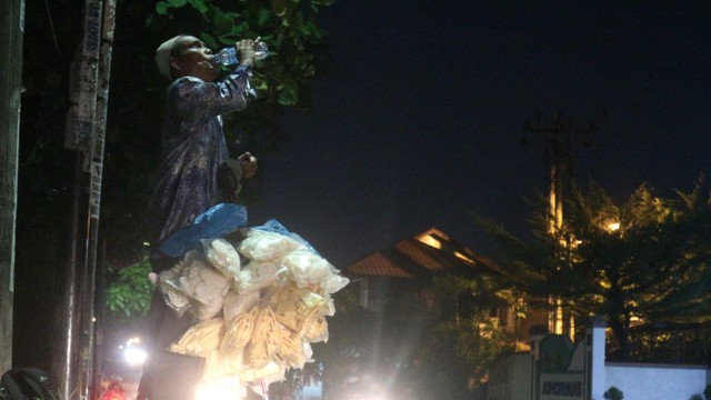 Jalan Terang Ridwan, Penjual Kerupuk Tunanetra, untuk Sembuhkan Istri (215059)
