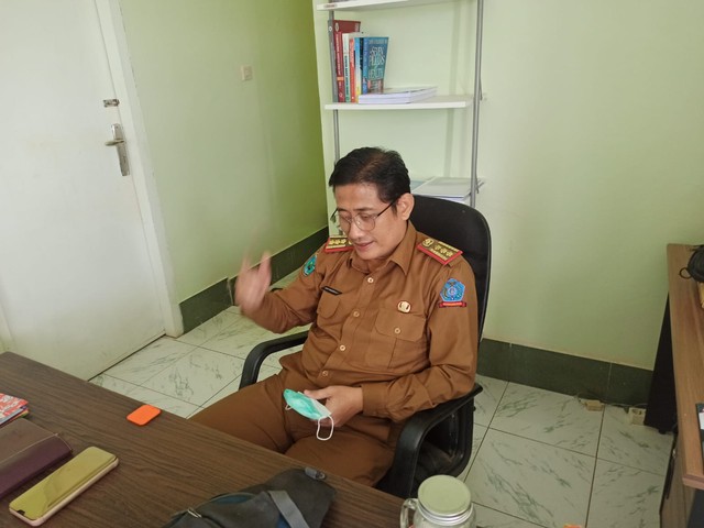 Dirketur Rumah Sakit Scholoo Keyen, Ihsan Pangeran Alif sat memberikan keterangan kepada wartawan