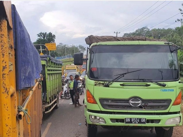 Arus lalu lintas di Jalur Lintas Timur (Jalintim), Musi Banyuasin, mengalami kemacetan. Foto: Istimewa