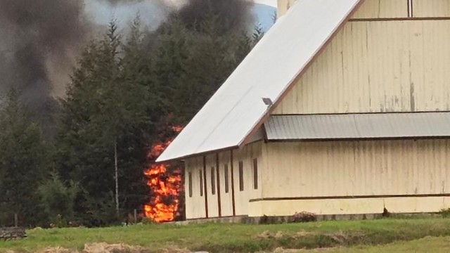 Rumah warga yang dibakar KKB di Ilaga Puncak Papua. (Foto Humas Polda Papua) 