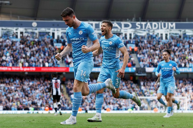 Selebrasi pemain Manchester City Aymeric Laporte usai mencetak gol ke gawang Newcastle United pada pertandingan lanjutan Liga Inggris di Stadion Etihad, Manchester, Inggris. Foto: Jason Cairnduff/REUTERS