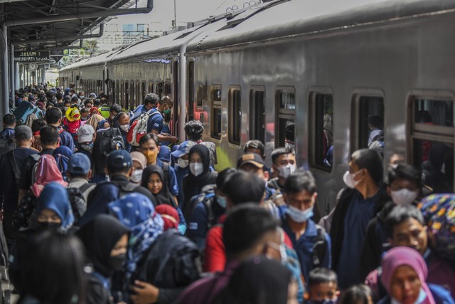 Penumpang Kereta Api Bangunkarta bersiap menaiki kereta di Stasiun Pasar Senen, Jakarta, Jumat (29/4/2022). Foto: ANTARA FOTO/Galih Pradipta