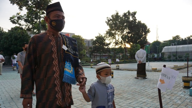 Ilustrasi salat Id atau Salat Idul Fitri di masjid atau lapangan. Foto: Irham Ghani Rizki/Shutterstock