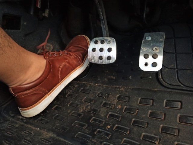 Ilustrasi kaki menginjak pedal kopling pada mobil manual. (Foto: Muhammad Ikbal/kumparanOTO)