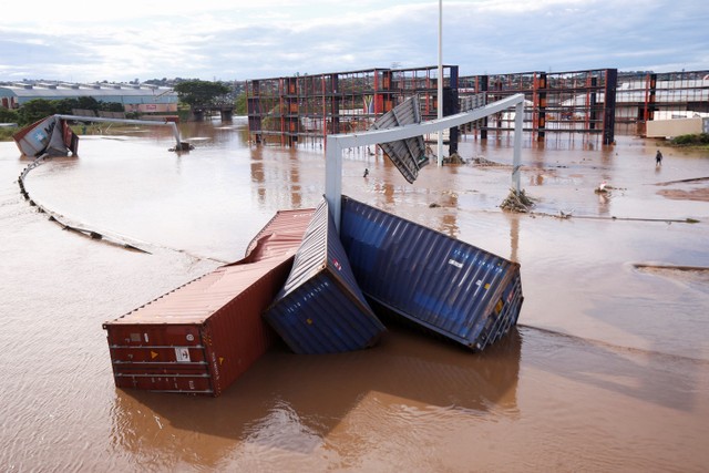 Peti kemas yang hanyut terbawa banjir di Durban, Afrika Selatan. Foto: Rogan Ward/REUTERS