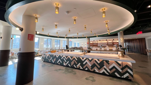 Cafetaria di Google, New York. Makanan juga disediakan dalam bentuk prasmanan. Foto: Dok. Pribadi