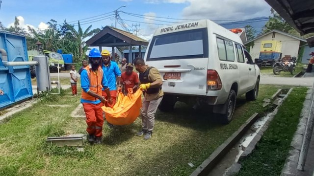 Jasad karyawan magang PLN yang tersengat listrik di Wamena. (Foto Humas Polda Papua) 