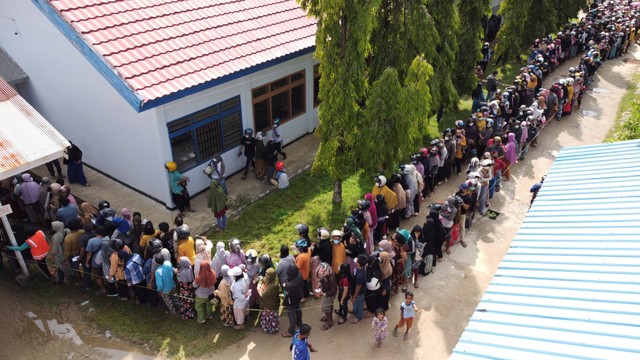 Foto udara antrean warga untuk membeli minyak goreng di operasi pasar murah yang digelar Dinas Perindustrian dan Perdagangan Sulawesi Tenggara di Kendari, Sulawesi Tenggara, Selasa (15/3/2022). Foto: Jojon/Antara Foto