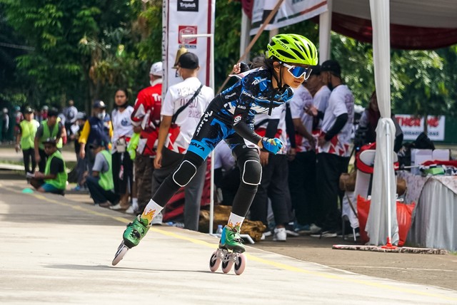 Atlet sepatu roda anak (in line skate) memacu kecepatan di lintasan sepatu roda di kawasan Gelanggang Olahraga (GOR) Patriot Chandrabhaga, Kota Bekasi, Jawa Barat, Minggu (27/3).
 Foto: Iqbal Firdaus/kumparan