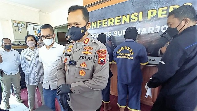 Kapolres Sukoharjo, AKBP Wahyu Nugroho Setyawan, memberikan keterangan terkait penganiayaan yang menimpa UF di Mapolres Sukoharjo, Rabu (13/04/2022). FOTO: Agung Santoso
