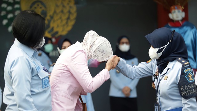 Artis sekaligus politisi Angelina Sondakh saat keluar dari Lembaga Pemasyarakan kelas II A di Jakarta, Kamis, (3/3/2022). Foto: Agus Apriyanto