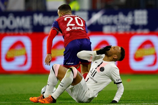Reaksi Neymar Paris St Germain setelah mengalami cedera saat hadapi Clermont di Stade Gabriel Montpied, Clermont-Ferrand, Prancis, Sabtu (9/4/2022). Foto: Stephane Mahe/REUTERS