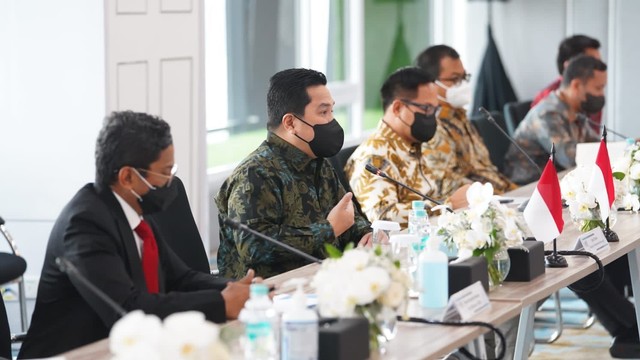 Pertemuan Menteri BUMN Erick Thohir dan Menteri Energi & Infrastruktur Uni Emirat Arab Suhail Mohammed al-Mazroei dan jajarannya di Jakarta, Selasa (8/3/2022). Foto: Kementerian BUMN