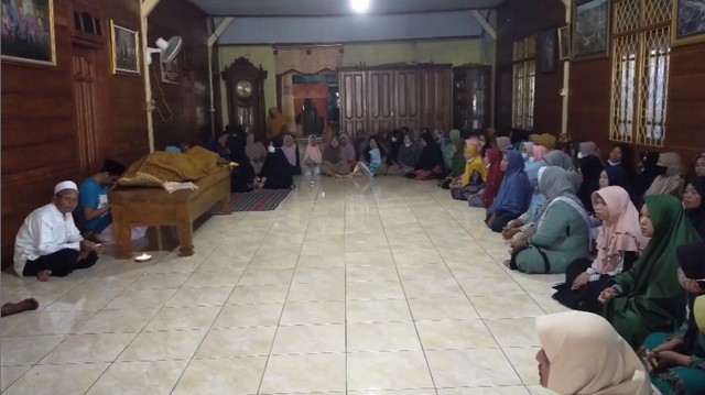 Suasana rumah keluarga Rasijan, di Dusun Tenggor, Desa Sudu, Kecamatan Gayam, Kabupaten Bojonegoro. Sabtu (16/04/2022) (foto: dok istimewa)