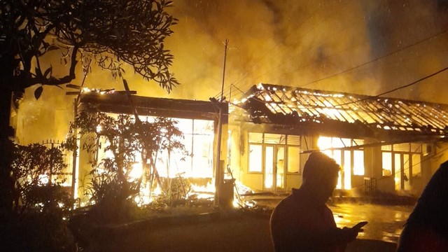 Kebakaran di Kantor Samsat Bersama di Denpasar. Foto: BPBD Kota Denpasar