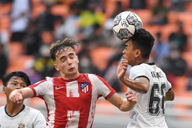 Pemain Atletico Madrid U-18 Hugo Martin Gonzalez berebut bola dengan pemain Bali United U-18 I Gede Agus Mahendra pada pertandingan International Youth Championship (IYC) 2021 di Jakarta International Stadium. Jakarta, Rabu (13/4).  Foto: Hafidz Mubarak A/ANTARA FOTO