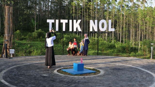 Sebuah keluarga sedang berfoto di titik nol IKN, Jumat (18/3/2022). Foto: Agaton Kenshanahan/kumparan